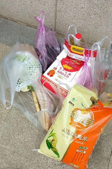 大连雷锋车队疫情防控期间为孤寡老人送爱心